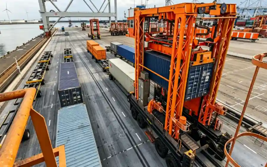 Container Straddle Carrier Crane.webp
