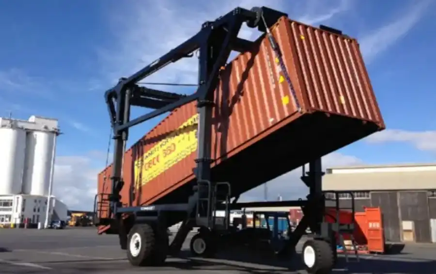 Straddle-Carrier-Crane-4.webp